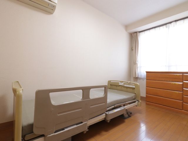 居室の簡素なイメージ 居室 窓から自然光が差し込む清潔感ある空間です。あたたかな木目の床が、心地よい暮らしを支えます。