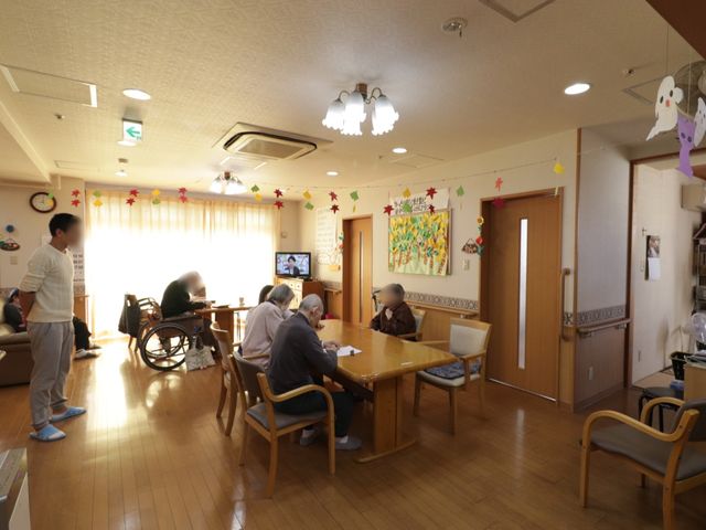 共有スペースの様子 リビング 日差しが差し込む温かみのある食堂で、利用者の皆さんが穏やかに過ごされています。ゆったりとした時間が流れる空間での勤務を考えてみませんか。