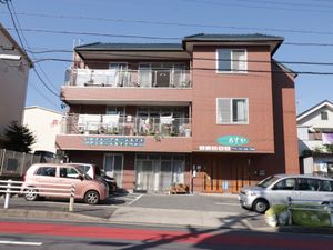 明るい赤レンガの建物