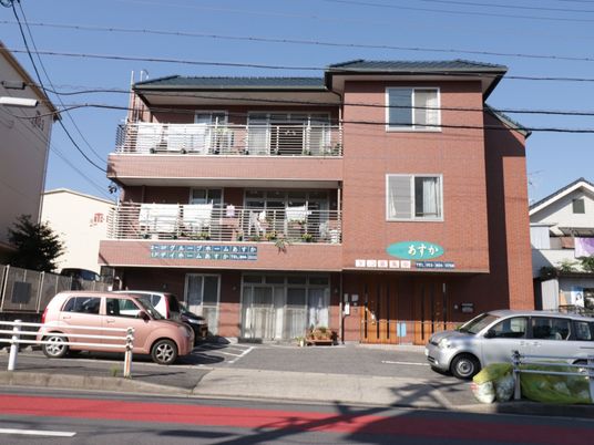 明るい赤レンガの建物