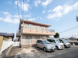 明るい日差しの建物外観