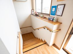 明るい階段と掲示物