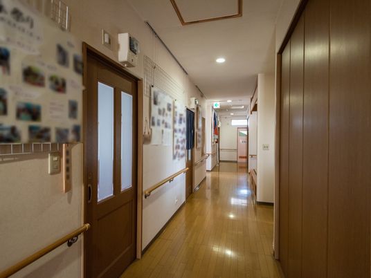 明るく清潔な廊下