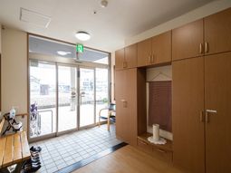 明るいエントランスの様子