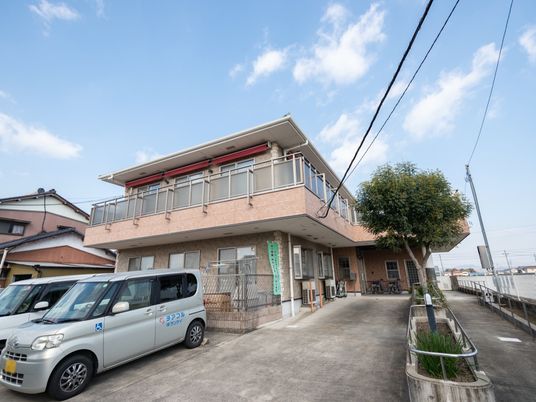 明るい日差しの屋外観