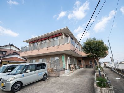明るい日差しの屋外観