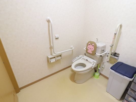 バリアフリー設計の洋室トイレ