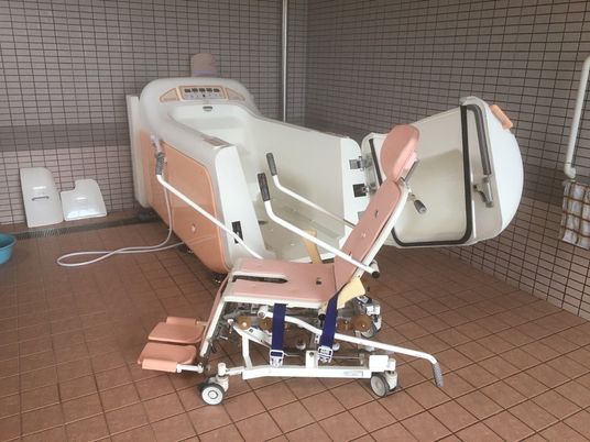 機械浴の浴室  