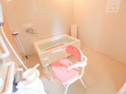 手すり付きの明るい洗面台