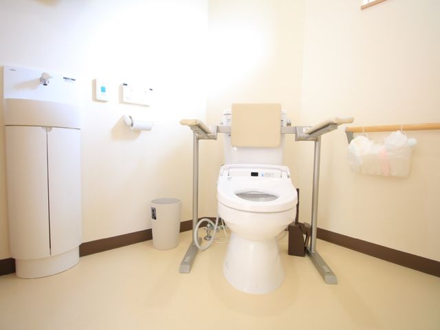 手すり付きトイレの施設 トイレ 機能性に優れたトイレには手すりが備わっており、安心してご利用いただける環境が整っています。安全と配慮が行き届いた環境で、毎日の快適さをサポートします。