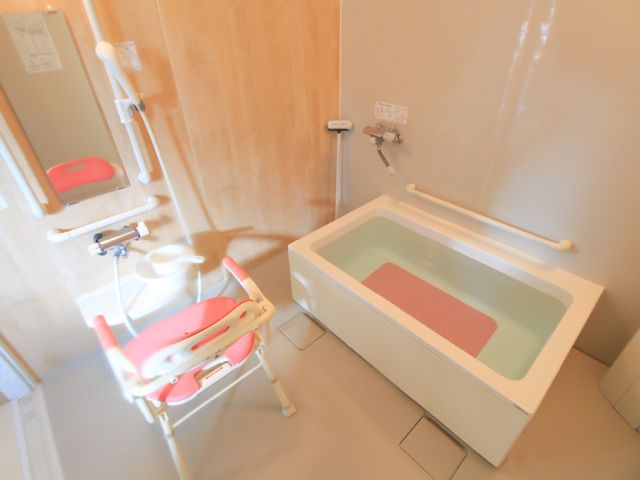 バリアフリー浴室設備 浴室 安全な手すり付きの清潔な浴室です。利用者の方々が快適にご利用できるよう配慮されています。