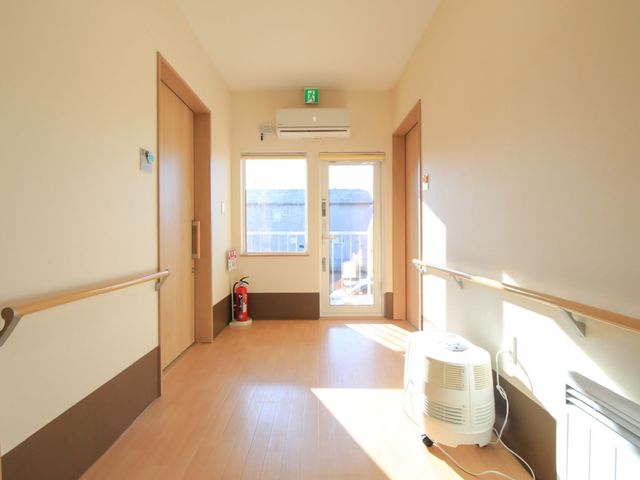 陽光差し込む明るい廊下 廊下 廊下は採光が良く、手すりが設けられていて安心して歩行できる設計です。快適な環境でご活動いただけます。