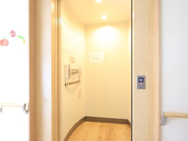 明るく清潔なエレベーター エレベーター ゆとりのあるエレベーターは、車椅子の方でも安心して移動できる設計です。手すりや操作板の配慮も行き届いております。