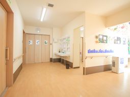 明るい室内と掲示物