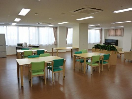 明るい共有スペースの居室