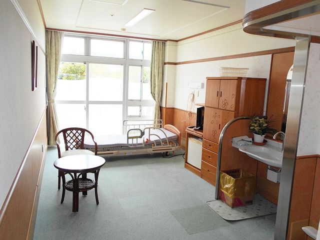 光が差し込む居室 居室   大きな窓から自然光が差し込む明るい居室です。家具が整い、快適に過ごせます。
