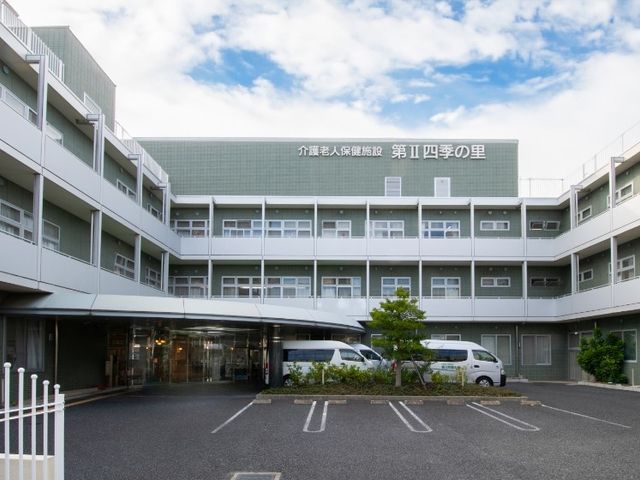 施設の外観 外観   3階建ての建物で、正面に屋根付きの出入口があります。駐車スペースも見え、来訪しやすい印象です。