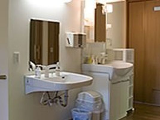 清潔な洗面台のある部屋