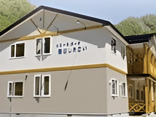 白基調の建物の外観