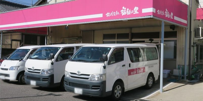 駐車中の複数の白いバン