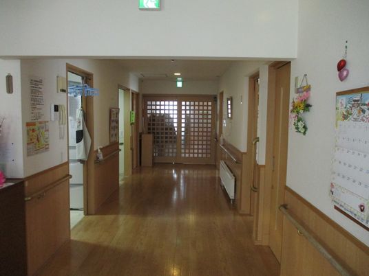 緑ある落ち着いた施設外観