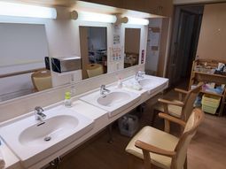 明るく清潔な洗面台