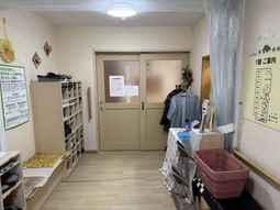 掲示物のある廊下