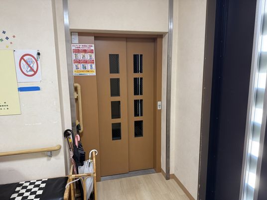 広々としたエレベーター