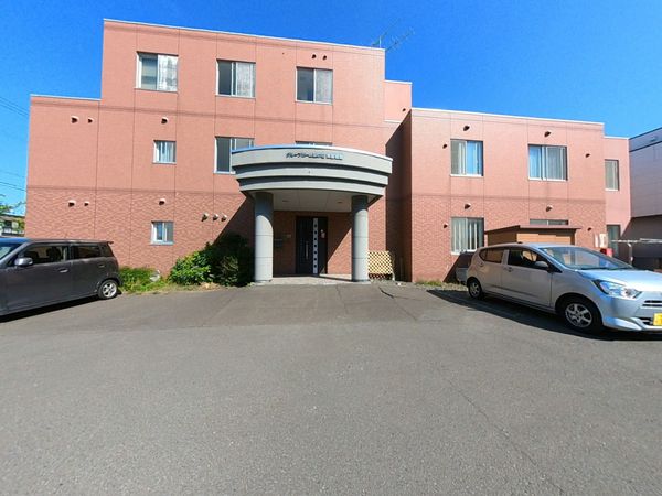 広い駐車場と入り口の外観