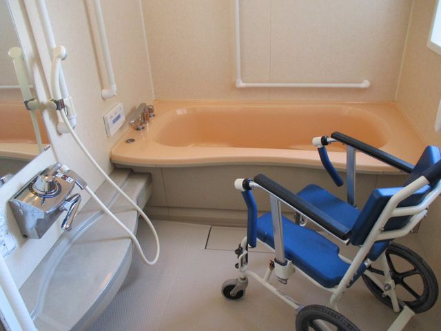 清潔感のある洗面台 浴室 清潔で使いやすい洗面台を常に保ち、入居者の日々のサポートを行っていただきます。