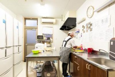 調理作業中のキッチン