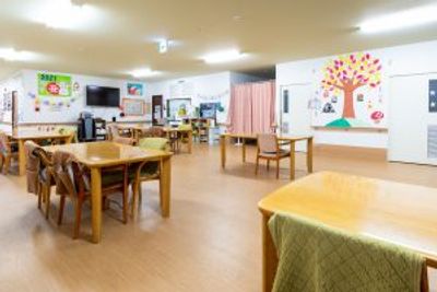 アートと机がある部屋