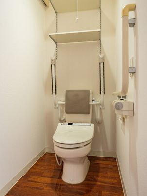 手すり付き個室トイレ  