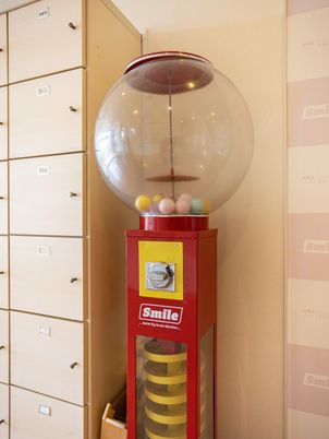 ガチャ機がある廊下  