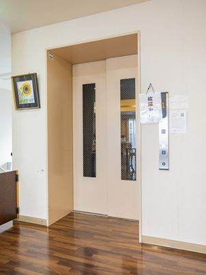 明るい廊下のエレベーター前  