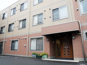 施設のエントランス外観
