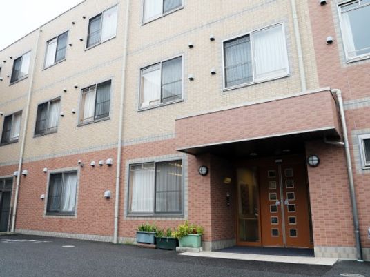 施設のエントランス外観