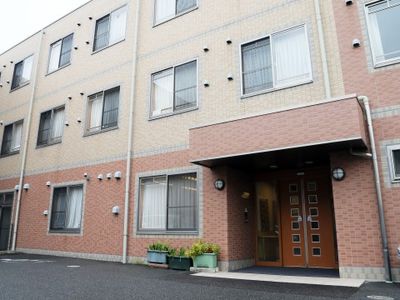 施設のエントランス外観