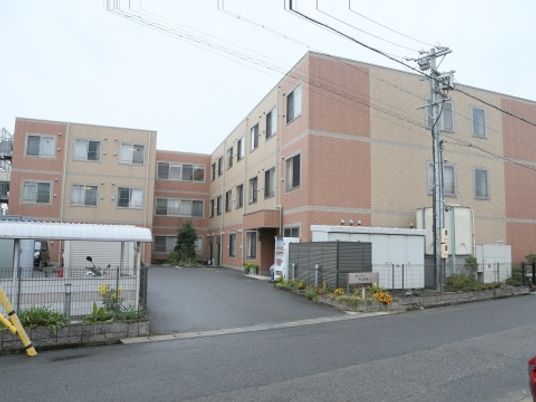 オレンジ色の外壁の建物