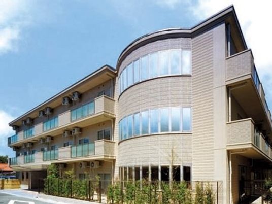 明るい施設の外観