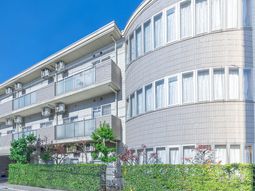 明るい外壁の建物エントランス