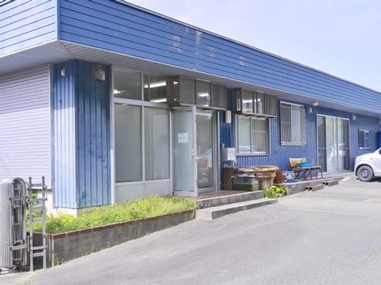 青い建物の外観  