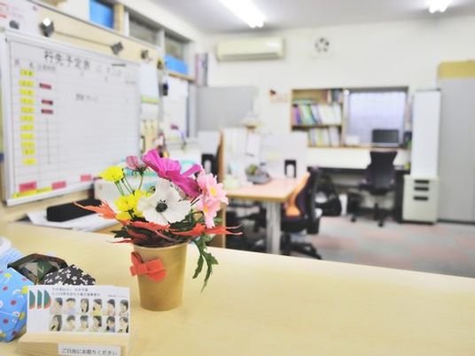 明るい事務スペース  