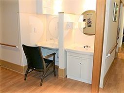 清潔な洗面台と安心の手すり