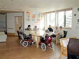 利用者が集う明るい空間