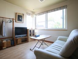 明るい居室の風景