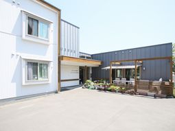 明るいエントランス外観