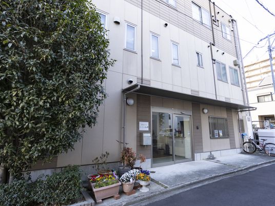 落ち着いた雰囲気の建物外観