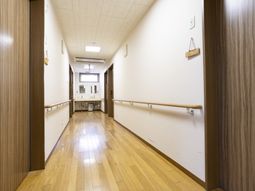 手すり付き廊下