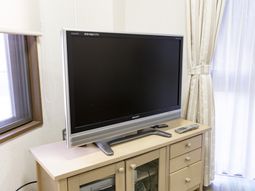 テレビと窓のある室内